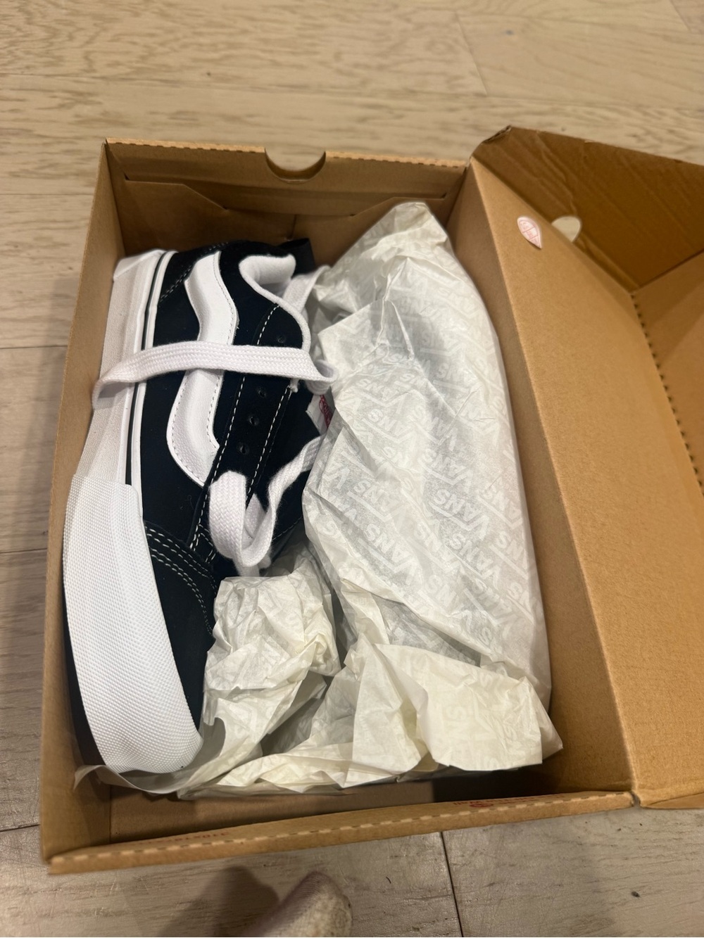 NWT Vans Knu Skool Low Top Sneakers in Black and White (Size: M 7 / W 8.5)